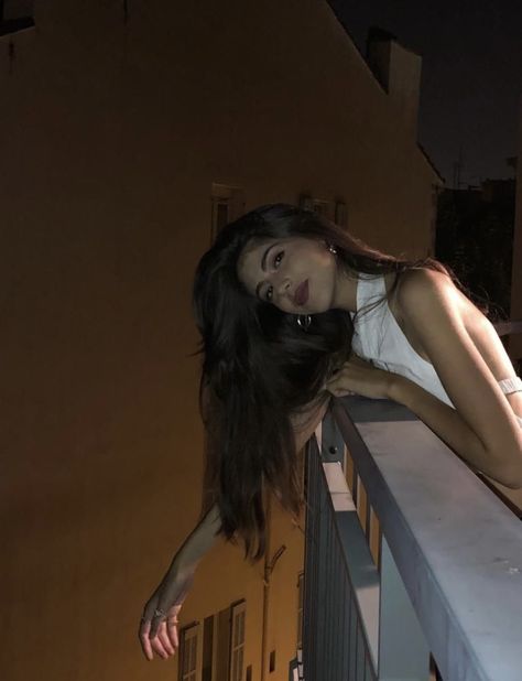 Balcony Pics Aesthetic, Poses For Pictures At Night, Balcon Photoshoot, Photos On Balcony, Aesthetic Balcony Pics, Balcony Poses Instagram, Pose In Balcony, Instagram Pictures At Night, Photo Ideas Balcony