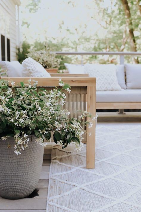 Back Deck Decorating, Big Backyard, Small Deck, Deck Decorating Ideas On A Budget, Backyard Inspiration, Diy Deck, Back Deck, Indoor Outdoor Pillows, Budget Diy