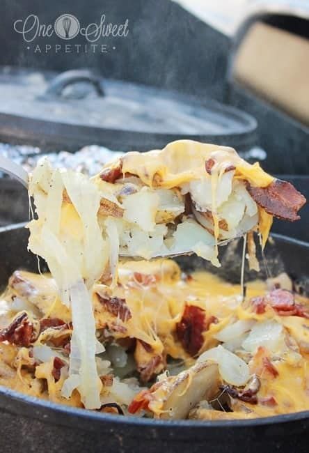 Dutch Oven Potatoes, Oven Potatoes, Easy Campfire Meals, Campfire Recipes, Best Camping Meals, Dutch Oven Camping, Dutch Oven Cooking, Easy Camping Meals, Dutch Oven Recipes