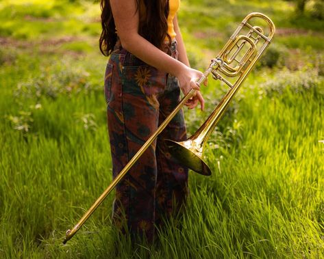 just a girl and her trombone 🎶🌿🌞 Trombone Photoshoot, Trumpet Poses Senior Pics, Senior Picture Ideas Band Trumpets, Senior Picture With Instrument, Band Senior Pictures Clarinet, Senior Pictures With Trombone, Band Senior Pictures, Music Photoshoot, Grad Shoot