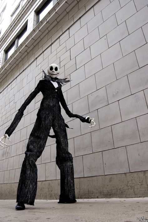 Jack Skellington Cosplay, Stilt Costume, Costumes Design, Halloween Costumes Scarecrow, Cosplay Disney, Scary Halloween Costume, Awesome Cosplay, Disney Cosplay, Theatre Costumes