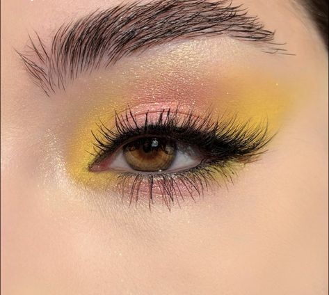 Yellow Make Up Aesthetic, Makeup On Yellow Lehenga, Eyeshadow Looks Yellow, Pink Yellow Eye Makeup, Lemon Eye Makeup, Yellow Eyeshadow Makeup, Yellow Lehenga Makeup, Makeup For A Yellow Dress, Purple And Yellow Eyeshadow