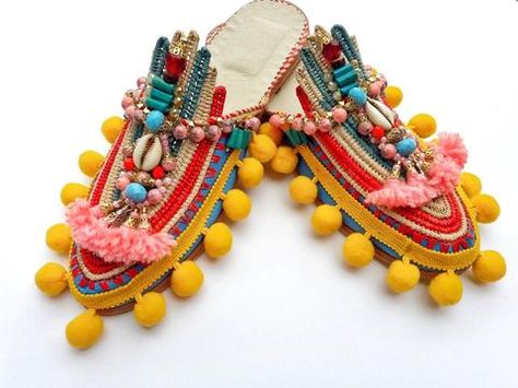 Shoes For Navratri, Navratri Dress, Africa Art, Embroidery Jewelry, Son Style, Shoe Obsession, Trendy Shoes, Canvas Shoes, Sliders