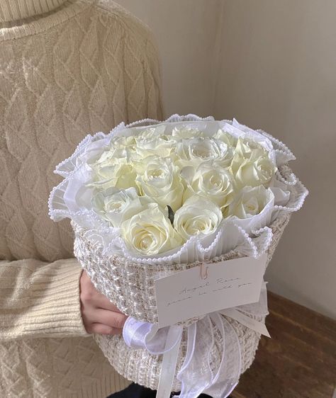 Russian Bouquet Wrapping, Round Bouquet Wrapping Tutorial, Russian Bouquet, Round Flower Bouquet, Bucket Flower, Bouquet Wrapping, Bouquet Tutorial, Luxury Flower Bouquets, Round Bouquet