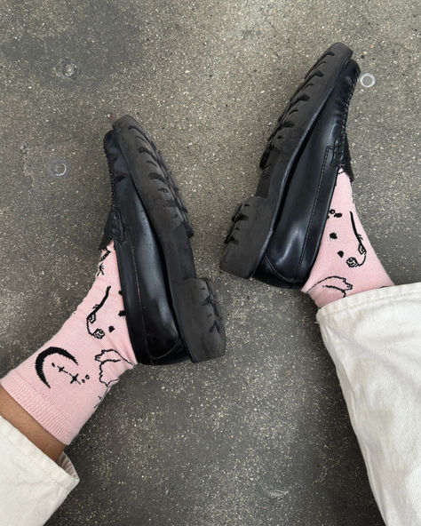 BAGGU makes simple, intentional things for everyday use. Styling Socks, Socks Street Style, Neutral Socks, Aesthetic Socks, Holiday 2024, Crew Sock, Happy Socks, Dress Hats, Us Man