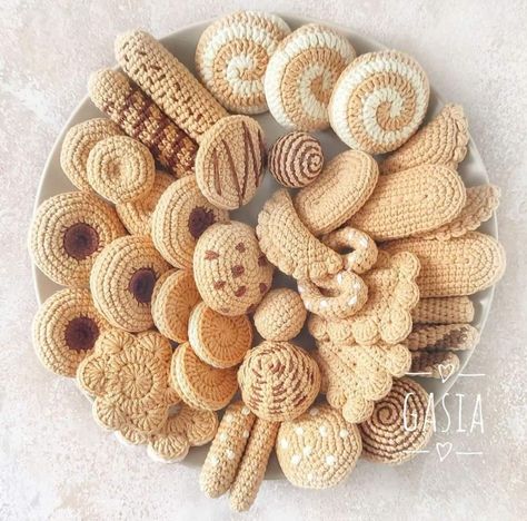 Crochet Picnic Food, Crochet Food Free Patterns, Crochet Bread, Crochet Dessert, Crochet Cookies, Food Crochet, Knitting 101, Tiny Animals, Easy Crochet Animals