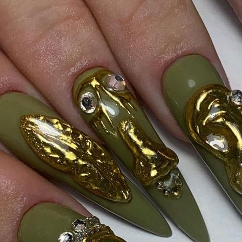 VMAË NAILS • Nail Artist & Formatrice ⚜️ on Instagram: "it’s a handmade Schiaparelli birthday for me ⚜️ Vraiment best gold inspo ever, quand les nails deviennent des bijoux (tout au gel 3D) ✨ •pose Gel X• inspo : @schiaparelli @thegelbottlefrance @the_gelbottle_inc using Savage, Vanilla & Jet Black #nails #schiaparelli #chromenails #goldnails #tgb #apresart #apresnails #gelx #notd #nailartist #nailtech #nailsaddict #thegelbottle #gelbottlesavage #chrome #3dnails #schiaparellinails #onglesbordeaux" Schiaparelli Nails, Gold Inspo, Nail Ink, 3d Pose, Nail Goals, Aesthetic Nails, Dope Nail Designs, Crazy Nails, Beauty Ideas