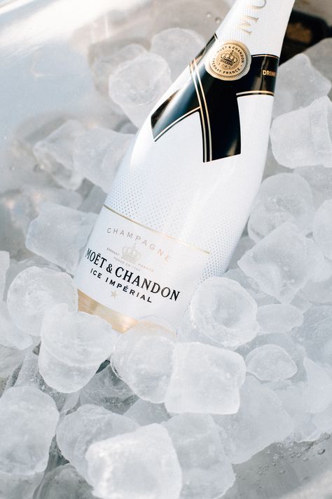 Moët Ice Impérial Champagne - Bikinis & Passports White Party Aesthetic, Home Party Ideas, Moet Chandon Champagne, Champagne France, Dry Martini, Nightclub Party, Glass Of Champagne, Moet Chandon, Birthday Dinners