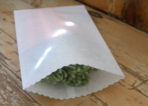 DIY parchment paper storage sleeves for stencils Parchment Paper Bags Diy, Herb Packaging, Tea Favors, Cover Books, Pretty Packaging, Homemade Treats, Snack Bags, Bake Sale, Eco Bag