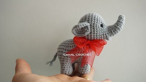 Mini Elefante Amigurumi - Patrón Gratis en Español y con Videotutorial Crochet Free Amigurumi, Amigurumi Elephant Pattern, Crochet Elephant Pattern, Crochet Doily Rug, Crocheted Toys, Easy Crochet Animals, Crochet Disney, Amigurumi Animals, Amigurumi Elephant