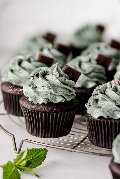 These Mint Chocolate Cupcakes are incredibly moist and chocolatey with a mint chocolate ganache-filled center that are topped with a creamy mint chocolate Oreo frosting! If you're a big fan of mint chocolate chip ice cream, then you will LOVE these cupcakes! Recipe on BeyondtheButter.com | #mintchocolate #mintchocolatecupcakes #andesmints #chocolatecupcakes #beyondthebutter Oreo Cake Recipe Homemade, Aesthetic Oreo, Oreo Cheesecake Cake, Oreo Cakes, Cake Recipe Homemade, Oreo Cake Recipe, Mint Chocolate Cupcakes, Oreo Frosting, Mint Desserts