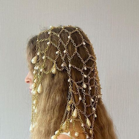 DI PETSA 🌊 on Instagram: "Venus Prayer headpiece ✨  Fittings at @the_botree 🌊" Chainmaille Headpiece, Siren Headdress, Chainmail Headpiece, Diy Wedding Accessories, Headdress Ideas, Beaded Headpiece, Pearl Headpiece, Concept Clothing, Head Chain