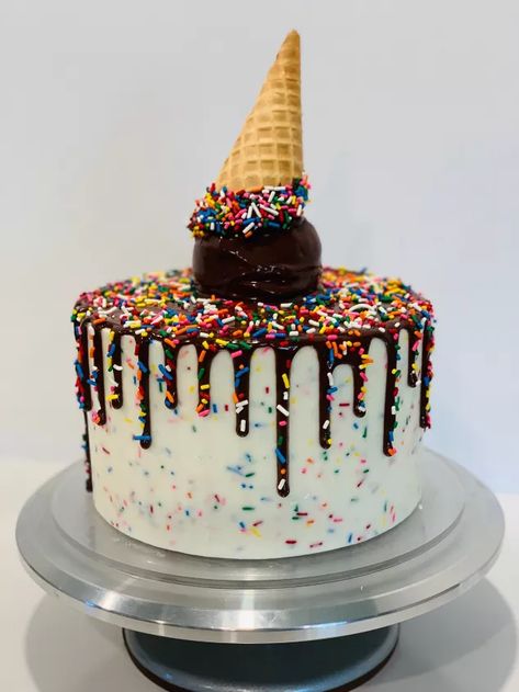 Melting Ice Cream Cake, Cake Leveler, Melting Ice Cream, Anniversaire Diy, Box Cake Mix, Ice Cream Toppings, Rainbow Sprinkles, Cake Toppings, Ice Cream Cake