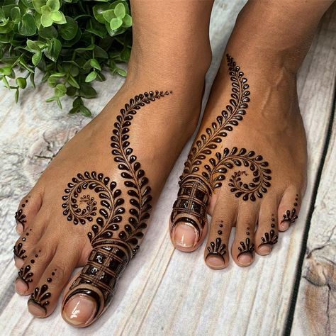 Pretty Bridal Feet Mehndi Mehndi Dizain, Leg Mehendi, Leg Mehendi Design, Finger Designs, Foot Mehndi, Feet Mehndi, Leg Henna, Leg Mehndi, Foot Henna