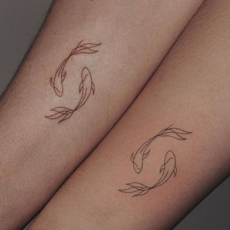 Minimalist pisces matching tattoo for best friends Friends Matching Tattoos Friendship, Matching Pisces Tattoos, Minimalist Tattoo Best Friends, Tattoo Ideas For Best Friends Small, Tattoo For Two Friends, Matching Tattoo Friends, Tattoo Brown Ink, Minimalist Tattoo Friendship, Similar Tattoos For Friends