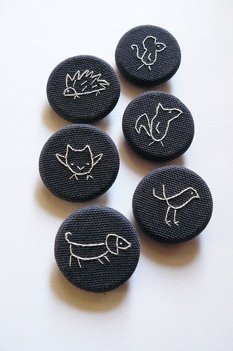 bordadinhos Embroidered Pins, Embroidery Pins, Embroidery Brooch, Miniature Embroidery, Hand Work Embroidery, Felt Brooch, 자수 디자인, Hand Embroidery Art, Embroidery Jewelry