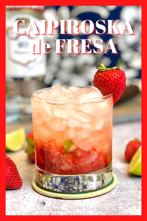 ¡La Caipiroska de Fresa es el trago que estabas esperando! Clic el enlace para aprender lo fácil que es preparar este cóctel de frutillas. Mocktails, Mojito, Vodka, Fruit, Drinks