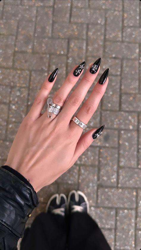 @/daniellemarcan on instagram Red And Silver Nails, Black Stiletto Nails, Sharp Nails, Black Acrylic Nails, How To Cut Nails, Gothic Nails, Minimalist Nail Art, Drip Nails, Goth Nails