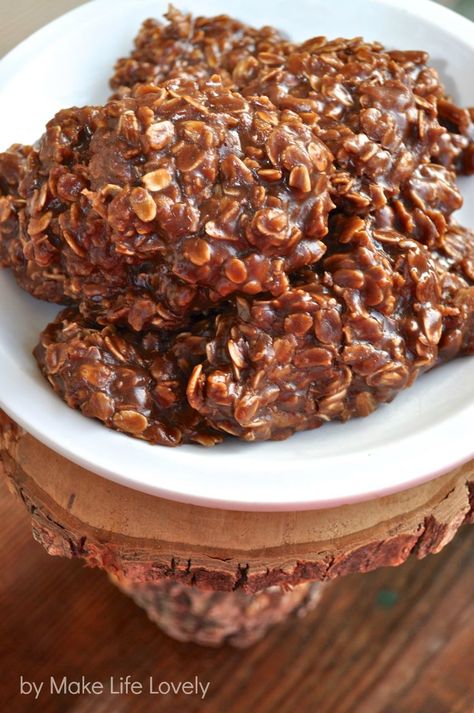 Delicious Chocolate No Bake Cookies! (We had a different name for them at my childhood home.) Chocolate No Bake, Chocolate No Bake Cookies, Resepi Biskut, Chocolate Oatmeal Cookies, Baking Recipes Cookies, Chocolate Oatmeal, Bake Cookies, Yummy Sweets, Tea Cakes