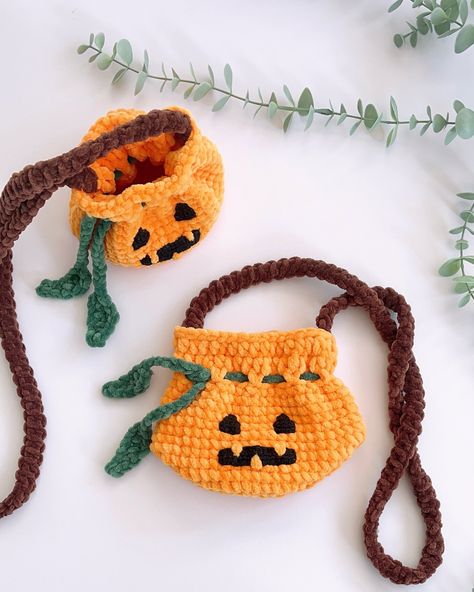 🎃 NEW PATTERN 🎃 I’m crocheting a new line of trick-or-treat bags for Halloween this year. The first model is the pumpkin bag. I’m very excited for the other Halloween patterns. I hope you like them all 😍 📌 The Halloween bag pattern is now in my etsy shop. My etsy store link at my bio 🔝 📌 The spider pattern is not in the file, I will share how it is crocheted separately. _____________ Herkese merhaba 🎃 Bu ay ki çanta tasarımlarım Cadılar Bayramı konseptli olacak. Balkabağı çanta ile başlad... Pumpkin Crochet Bag, Crochet Halloween Bag, Pumpkin Bag, Spider Pattern, Halloween This Year, Halloween Bags, Trick Or Treat Bags, The Spider, Halloween Crochet