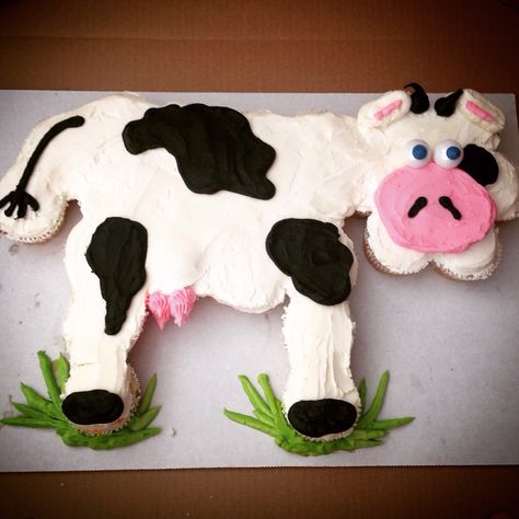 Cow cupcake cake Cow Cupcake Cake, Cow Birthday Cake, Cow Cupcakes, Frost Cupcakes, Cupcake Recipes For Kids, Birthday Cupcakes Decoration, Homemade Buttercream Frosting, Pull Apart Cupcake Cake, Cow Cakes