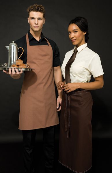 Brown bib / #uniformes #hostelería #restaurante #cafetería #apron #delantales Waitstaff Uniform, Bar Uniform, Cafe Uniform, Housekeeping Uniform, Waiter Uniform, Professional Uniforms, Employee Uniform, Uniform Ideas, Restaurant Uniforms