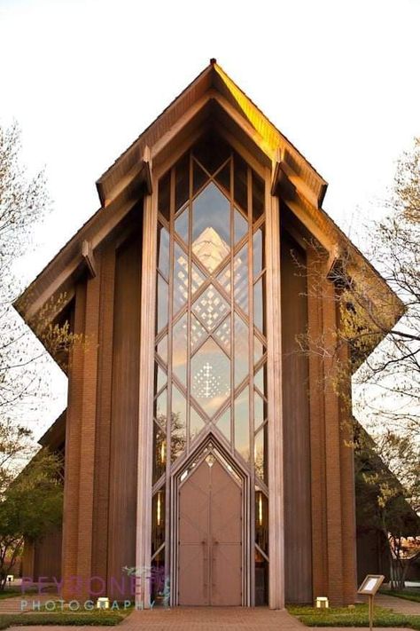 Chapel Architecture, Dekorasi Maroko, Church Design Architecture, Church Building Design, Modern Church, Church Architecture, Front Entrance, Church Design, Facade Architecture