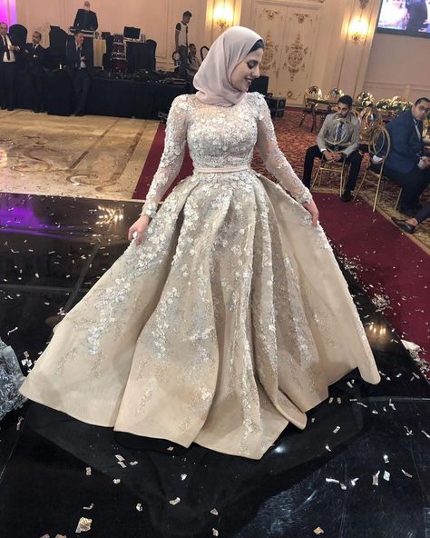 Tag someone that would wear this! 😍😍 Bride Dress Hijab, Sister Of The Bride Dress, Hijab Prom Dress, Muslim Prom Dress, Sister Of The Bride, Hijab Dress Party, Muslimah Wedding Dress, Muslim Evening Dresses, Hijab Wedding Dresses