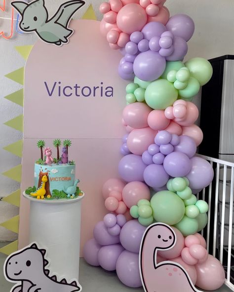 Dinosaur’s Birthday || Victoria 🦖🦕 • @ludiplayroom 🛝 🧮 #dinosaur #dino #dinoparty #birthdaydino #dinosaurs #dinosaurbirthday #dinosaurbirthdayparty #dinosauriosparty #cumpleañosdino #dinoparty #decorationdino #dinosaursdecorations #balloonsdinosaurs Dinosaur Balloon Backdrop, Pastel Dinosaur Party, Pink Dinosaur Party, Girl Dinosaur Party, Dinosaur Birthday Theme, Barbie Party Decorations, Girl Dinosaur Birthday, Dinosaur Balloons, Dino Birthday Party