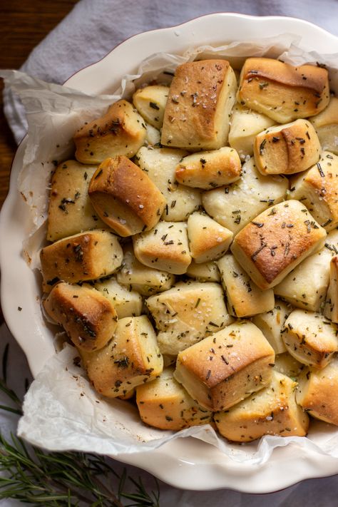 Rosemary Garlic Sourdough Pull Apart Bread Garlic Pull Apart Sourdough Bread, Sourdough Appetizer Ideas, Sourdough Discard Garlic Pull Apart, Sourdough Discard Pull Apart Garlic Bread, Sourdough Discard Pull Apart Bread, Sourdough Pull Apart Bread, Rosemary Garlic Sourdough, Garlic Sourdough, Rosemary Sourdough