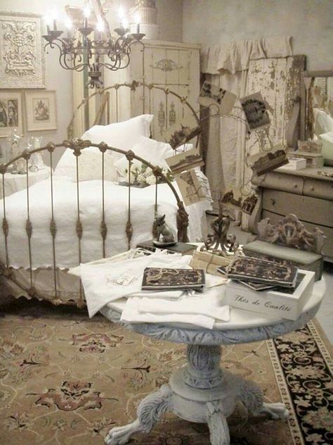 Great romantic Shabby Chic Victorian setting with an antique "wedding band" iron bed. Cottage Weekend, Commode Shabby Chic, Chic Bedrooms, Iron Beds, Bathroom Beach, Cottage Shabby Chic, Chic Mirror, Cabin Cottage, Shabby Chic Living