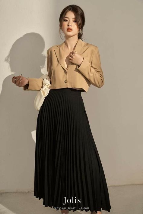 Pleated Fashion, Long Skirt Fashion, Diy Vetement, Elegant Dresses Classy, Modesty Fashion, Casual Day Outfits, Fashionista Clothes, Fashion Attire, Fashion Dresses Casual