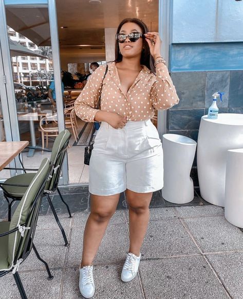 Chic Plus Size Outfits Summer, Fashion Inspo Outfits Spring Plus Size, Old Money Outfits Plus Size Summer, Shorts Outfits Midsize, Midsize Shorts, Shorts Midsize, Denim Shorts Midsize, Looks Com Short, Short Plus Size Fashion