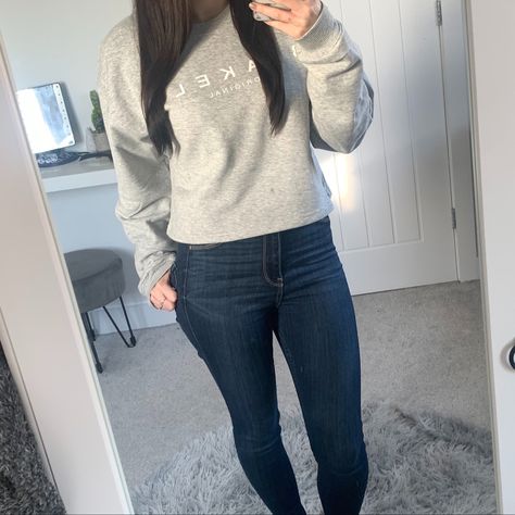 Outfit ideas grey jumper blue jeans casual outfit Blue Jeans Outfit, Blue Jean Outfits, Grey Tee, Jeans Outfit, Grey Top, Jean Outfits, Grey Jean, Blue Jeans, Grey