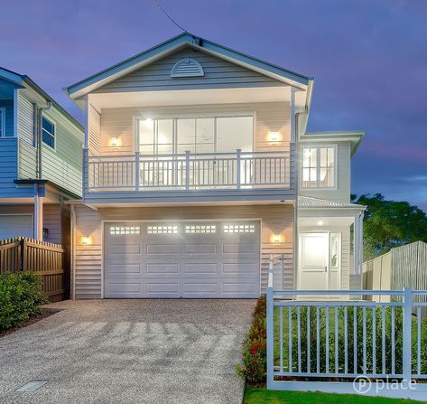 New small lot build. Traditional brand new 405m2 block with 5 bedroom home. Brisbane Builder Hamptons House Exterior Australia, Hampton Style Exterior, Victoria Terrace, Hamptons House Exterior, 5 Bedroom Home, Block House, Gordon Parks, Hamptons House, Hamptons Style