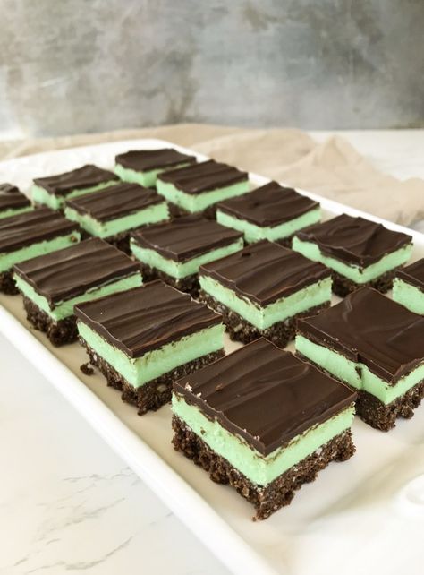 Mint Nanaimo Bars Recipe - Knead Some Sweets Nanaimo Bar Cheesecake, Nanaimo Bars Recipe, Nanaimo Bar Recipe, Homemade Oreo Cookies, Canadian Dessert, Delicious Holiday Desserts, Nanaimo Bars, Holiday Desserts Table, Chocolate Graham Crackers