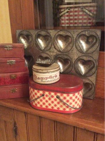 “Farmhouse” Inspired Valentine’s Day Decor Projects Valentine Vignette Vintage, Country Valentine Decor, Cottage Valentine Decor, Antique Valentines Decor, Vintage Valentine Decor Ideas, Vintage Valentines Decor, Primitive Hearts, Primitive Valentine Decor, Heart Baking