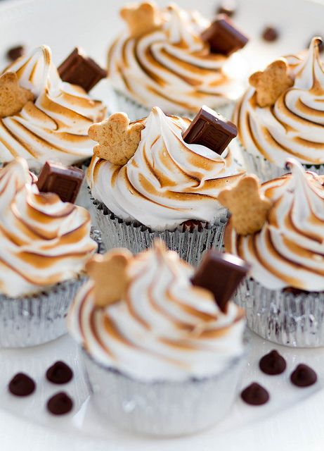 Quite possibly the cutest S'mores Cupcakes ever! #cupcakes #smores #food #dessert #baking #chocolate #marshmallow #camping Smores Cupcakes, Butter Cupcakes, Köstliche Desserts, Yummy Cupcakes, Dessert Cupcakes, Sweet Chocolate, Egg Whites, Cupcake Recipes, I Love Food