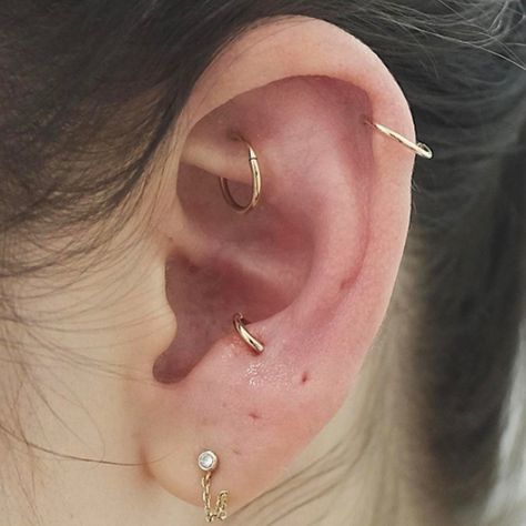 Ušný Piercing, Piercings Oor, Three Ear Piercings, Constellation Piercings, Anti Tragus Piercing, Ear Piercing Ideas, Ear Piercings Tragus, Faux Piercing, Anti Tragus