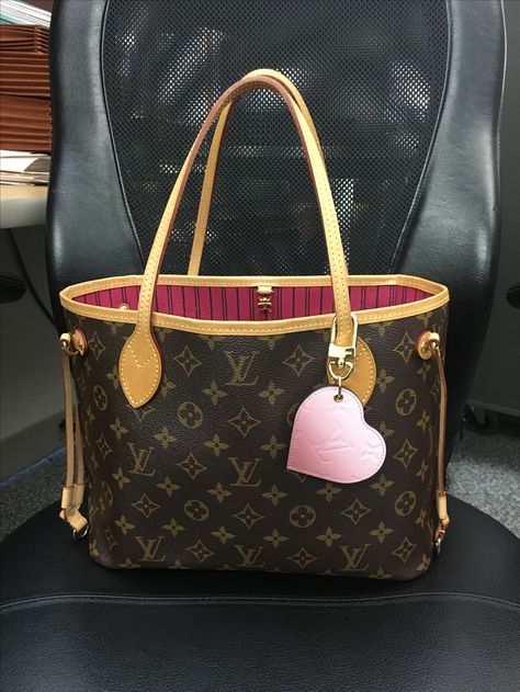 Small Neverfull Lv Bags, Lv Neverfull Pm, Bag Wishlist, Louis Vuitton Neverfull Pm, Pm Monogram, Material Things, Neverfull Mm Monogram, Louis Vuitton Purse, Designer Purses