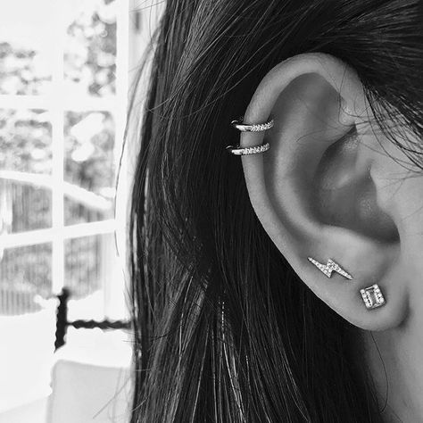 Earring For Upper Ear Piercing, Pearsings Ear, Pearsings Ear Ideas, Persings Ear, Upper Ear Piercing Ideas, Three Piercings Ears, Bar Piercing Ear, Upper Earrings, Ear Piercing Daith