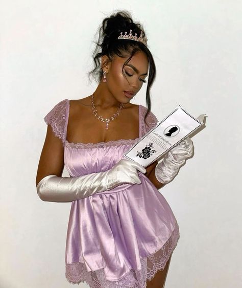 Daphne Costume Bridgerton, Bridgerton Dresses Costume, Halloween Costumes Bridgerton, Brigerton Outfit Inspired Halloween, Queen Charlotte Bridgerton Costume, Bridgeton Halloween Costume, Bridgerton Couple Costume, Bridgerton Halloween Costume Ideas, Fancy Costume Ideas