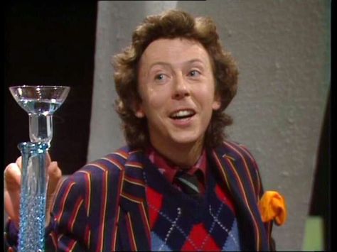 Ford Prefect (David Dixon) and a Pan-Galactic Gargle Blaster Ford Prefect Douglas Adams, Ford Prefect Hitchhiker, Prefect Aesthetic, Well Stocked Bar, Hall Costumes, Ford Prefect, Nerd Party, Fantasy Tv, Hitchhikers Guide To The Galaxy