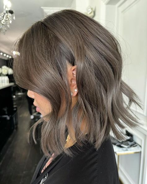 Elevate your fall look with a smoky gray wavy bob, a chic metallic style perfect for the season. This fall haircut offers a cool, contemporary vibe with soft waves and a unique color that stands out in autumn. Ideal for those who love experimenting with hair. Metallic Brown Hair, Ash Brown Hair Ideas, Natural Ash Brown Hair, Ashy Brown Hair Balayage, Silver Ash Hair, Brown Hair With Silver Highlights, Ashy Brown Hair, Ash Gray Hair Color, Fall Haircut