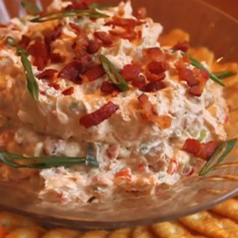 A clam dip with bacon and cream cheese, great for a super bowl party or potluck dinner. Clams Casino Dip, Clams Casino Dip Recipe, Clam Dip Recipe, Clam Dip, Clams Casino, Flapper Girls, Party Dip Recipes, Chef John, Chips Ahoy