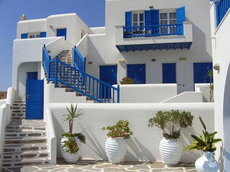 Greek Houses Exterior, Greece Homes, Greece House, Santorini House, Trip To Greece, Greek Decor, Greek Villas, Cafe Concept, Hotel Plan