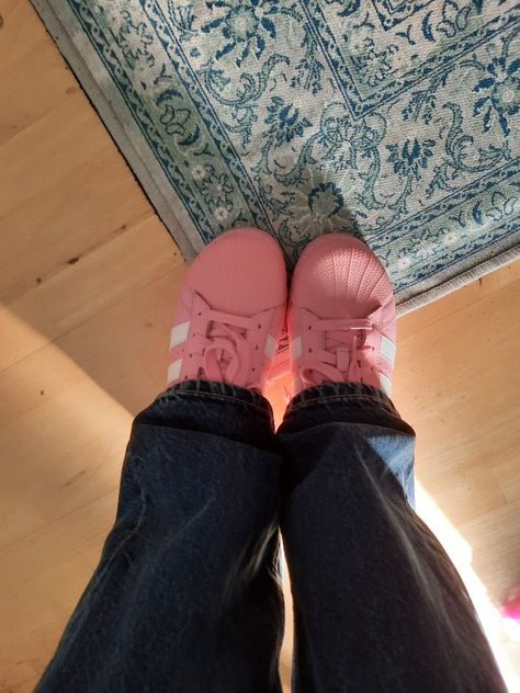 Adidas superstar pink 💗 Pink Superstars, Adidas Superstar Outfit, Adidas Superstar Pink, Sneakers Adidas Superstar, Superstar Outfit, Random Dump, Funky Outfits, Shoe Inspo, Adidas Outfit