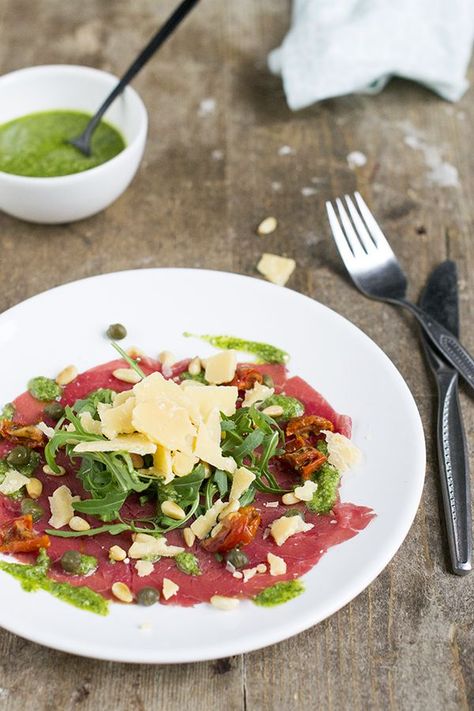 Op mijn blog staan inmiddels meerdere carpaccio-recepten, een recept voor de klassieke carpaccio ontbrak. Vandaag deel ik carpaccio met pestodressing! Beef Carpaccio Recipe, Salad Dressing Recipes Vinaigrette, Carpaccio Recipe, Pesto Dressing, 21 Diner, Beef Carpaccio, Tropical Party, Salad Dressing Recipes, Week Meal Plan