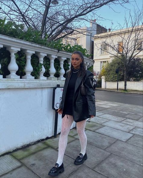 Outfits aesthetic con medias y mocasines | Es la Moda White Tights Outfit Street Styles, White Panty Hose Outfit, White Nylons Outfit, Outfit With White Tights, White Gucci Tights Outfit, White Tights Outfit Winter, White Lace Tights Outfit, White Gucci Tights, White Pantyhose Outfit