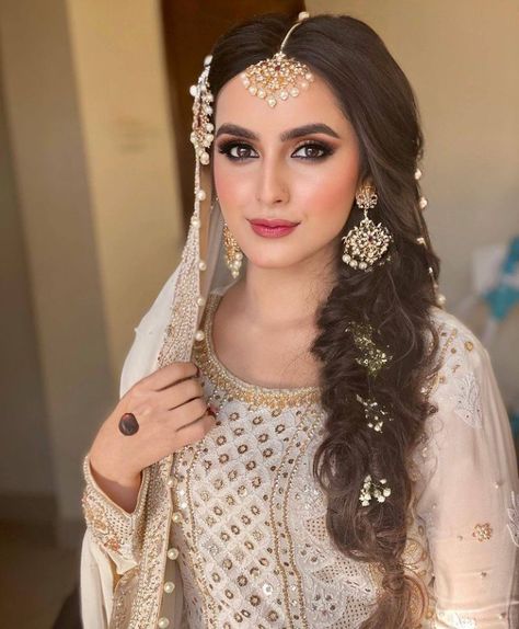 Reception Makeup Looks, Pakistani Wedding Makeup, Pakistani Bride Hairstyle, Nikkah Hair, Small Face Hairstyles, Hairstyle For Lehenga, Barat Dress Ideas, Nikkah Look, Bridal Makeup Red Lips